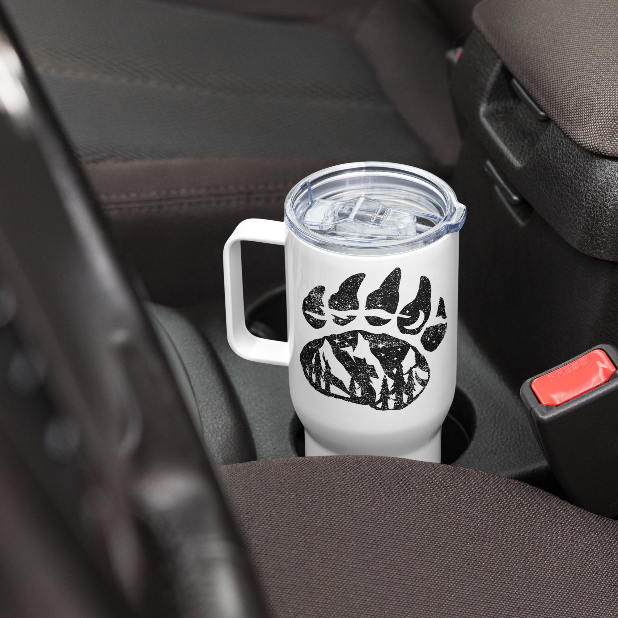 Travel mug with a handle